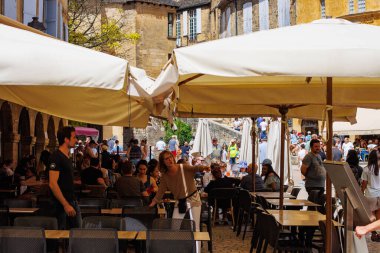Sarlat, Fransa 07 Ağustos 2023: Alfresco Yemek Lokumu: Sarlat Lokantasında Müşteriler Açık Oturuyor.