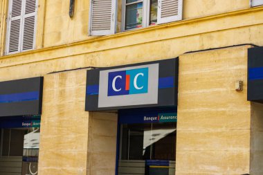 Sarlat, Fransa 07 Ağustos 2023: Mali İşlemler: Sarlat 'ın Şehir Merkezi' nde CIC Banka Teklif Hizmetleri.