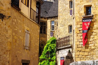 Sarlat, Fransa 07 Ağustos 2023: Zaman Kapsüllü Cazibe: Sarlat 'ın Kalbinde Tarihi Ev.