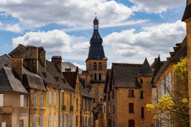 Sarlat, Fransa 07 Ağustos 2023: Panoramik Güzellik: Büyüleyici Sarlat Skyline İkonik Kilisesi.