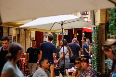 Sarlat, Fransa 07 Ağustos 2023: Kentsel Perakende Terapisi: Sarlat 'ın Meşgul Ticaret Caddesi' nde Turistler Alışveriş.