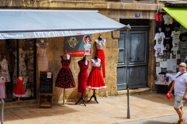 Sarlat, Fransa 07 Ağustos 2023: Kadın Zarafeti: Sarlat 'ta Kadın Modası Sunan Butik.