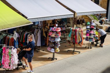 Sarlat, Fransa 07 Ağustos 2023: Yaz Aksesuarları: Fular ve Kova Şapkaları Sergilenen Mağaza.