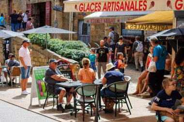 Sarlat, Fransa 07 Ağustos 2023: Yazın Favorisi: Açık Oturaklı Sanatsal Dondurma Satıcısı.
