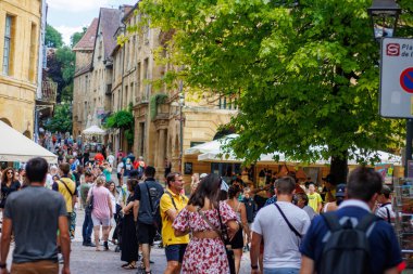 Sarlat, Fransa 07 Ağustos 2023: Şehir Keşfi: Sarlat 'ın Büyülerini Gezen ve Keşfeden Turistler.