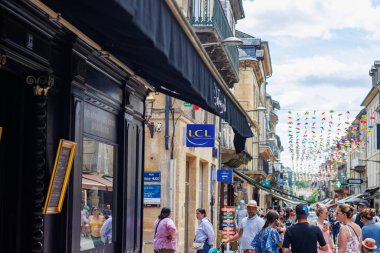 Sarlat, Fransa 07 Ağustos 2023: Tanınabilir Semboller: Sarlat 'taki LCL Bankacılık Şirketi Amblemi.