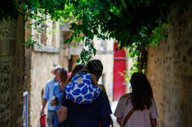 Sarlat, Fransa 07 Ağustos 2023: Sarlat 'ta Bağlanma Anları: Yetişkin Bir Çocuğun Sırtında Taşıması.