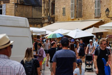 Sarlat, Fransa 07 Ağustos 2023: Günlük Yaşam: Sarlat Sokaklarında Dolaşan Yayalar.