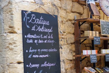 Sarlat, Fransa 07 Ağustos 2023: Sarlat Pazarı 'nda Sanatsal Ürünler İçin Satış Tabelaları.