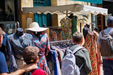 Sarlat, Fransa 07 Ağustos 2023: Yaz Moda: Bir Sarlat Dükkanı dışında Mevsimlik Kıyafetler Satılık.