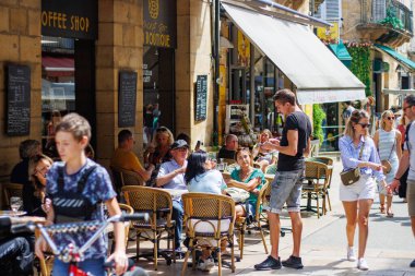 Sarlat, Fransa 07 Ağustos 2023: Akşam Yemeği Al Fresco: Sarlat 'ta Bir Açık Restoranda Yemek Yiyen Turistler.