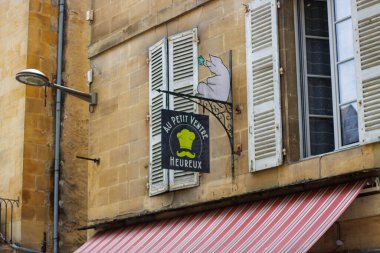 Sarlat, Fransa 07 Ağustos 2023: Sarlat 'ta Yerel Lokantaya Davet.