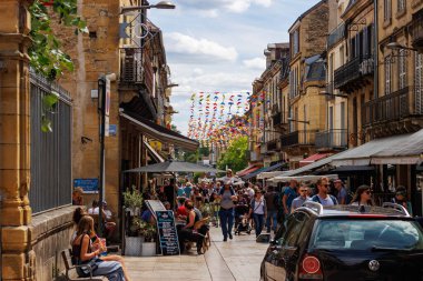 Sarlat, Fransa 07 Ağustos 2023: Canlı Sahne: Sarlat 'ın Ana Caddesinde Kalabalık Turistler.
