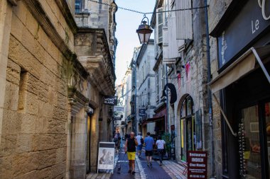 Perigueux, Fransa 8 Eylül 2023: Küçük bir Fransız kasabasındaki yayalar