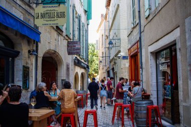 Perigueux, Fransa 08 Eylül 2023: Kurtarma Anları: Perigueux 'da Turistler Akşam Yemeği Al Fresco.