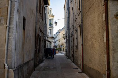 Perigueux, Fransa 08 Eylül 2023: Sessiz Sokaklar: Issız Şeritlerdeki Nüfus Değişiklikleri.