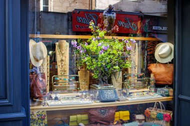 Perigueux, Fransa 08 Eylül 2023: Pırıl pırıl Eşsizlik: Perigueux 'daki Tipik Mücevher Dükkanı Penceresi.