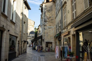 Perigueux, Fransa 08 Eylül 2023: Tehdit Altındaki Ekonomi: Perigueux 'da Giysi Perakendecileri Tarafından Baskın Sokak.