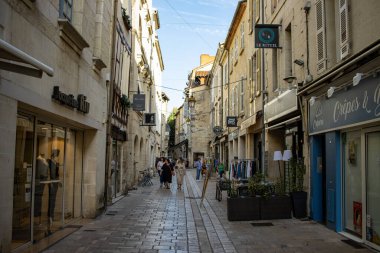 Perigueux, Fransa 08 Eylül 2023: Lezzetli Ekonomi: Perigueux 'da Restoranlarla Dolup Taşan Sokak.