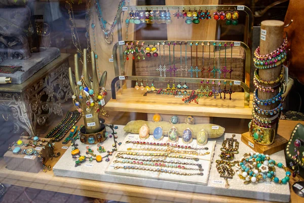 法国Perigueux 2023年9月8日 工艺石材 当地珠宝商的不同宝石陈列柜 — 图库照片