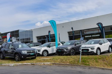 Sarlat, Fransa 07 Eylül 2023: Sarlat 'ın Gelişmekte Olan Otomobil Endüstrisi.