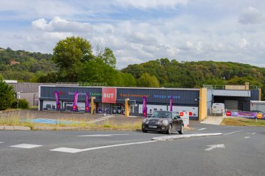 Sarlat, Fransa 07 Eylül 2023: Mobilya Hayaller: Mobilya Dükkanı.