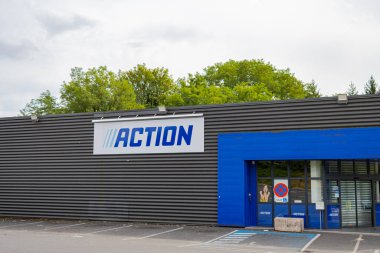 Sarlat, Fransa 07 Eylül 2023: Bütçe Dostu Bulgular: Bir Tur İçerisi Eylem Mağazası.