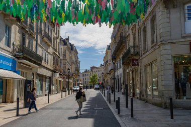 Perigueux, Fransa 11 Eylül 2023: Perakende Terapisi: Perigueux Ticari Caddelerinde Bir Gün.