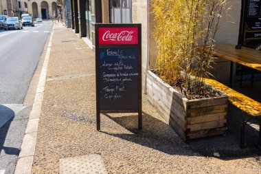Perigueux, Fransa 11 Eylül 2023: Mutfak Zevkleri: Bir Perigueux Restoranında Menü Anı.