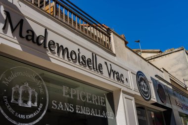 Perigueux, Fransa 11 Eylül 2023: Sıfır Atık Bakkal Alışveriş: Perigueux 'da Sürdürülebilir Seçim.