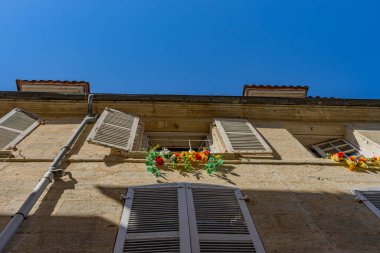 Perigueux, Fransa 11 Eylül 2023: Pencere Dekorasyonu: Perigueux Sokaklarına Kişilik Ekleniyor.