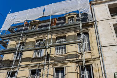 Perigueux, Fransa 11 Eylül 2023: Kentsel Yenileme: Perigueux 'da Yenileme Altında Binalar.