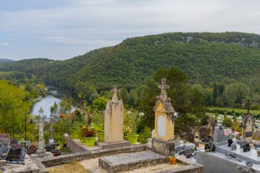 Castelaud la Chapelle, Fransa 17 Eylül 2023: Son Dinlenme Yeri: Huzur Nehrine Bakan Mezarlık