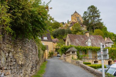Castelaud la Chapelle, Fransa 17 Eylül 2023: Gizli Mücevher: Castelnaud Köyünün Özünü Yakalamak.