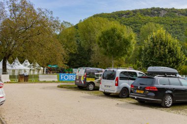 Castelaud la Chapelle, Fransa 17 Eylül 2023: Seyahatte Bir Duraklama: Manzaralı Köye Otomobil Park Edildi.