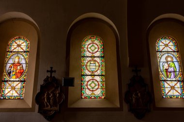 Castelaud la Chapelle, Fransa 17 Eylül 2023: İlahi Aydınlanma: Köy Kilisesinde Üç Lekeli Cam Pencere