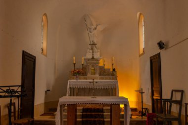 Castelaud la Chapelle, Fransa 17 Eylül 2023: Kutsal sunak: Köy Kilisesindeki Tören Masası