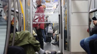 Tokyo, Japonya 6 Kasım 2023: Banliyö Metroya Biniş ve Alighting Metro, İçeriden Görünüm