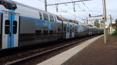 Ile de France, Fransa 9 Kasım 2023: SNCF Çift Katlı Tren İstasyondan Kalkıyor