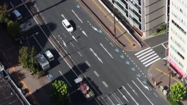 Tokyo, Japonya 2 Kasım 2023: Yoğun Yol Trafiğinin Dikey Hava Görüntüsü