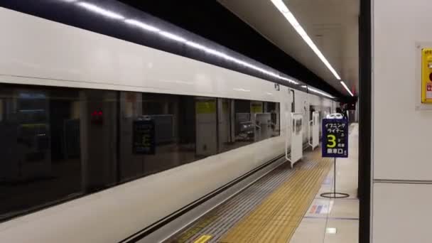 Токио Япония Ноября 2023 Года Поезд Skyliner Приближается Платформе Вокзала — стоковое видео