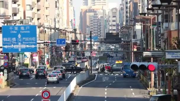 2023年11月1日 東京高層ビルの4レーン道路の滑らかな交通 — ストック動画