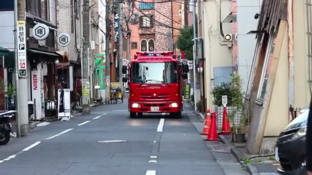 Tokio Japan November 2023 Tokio Brandweerman Daalt Van Brandweerauto — Stockvideo