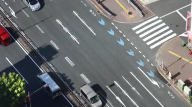 Tokyo, Japonya 2 Kasım 2023: Hareketli Araçlarla Yoğun Yol Hava Görüntüsü