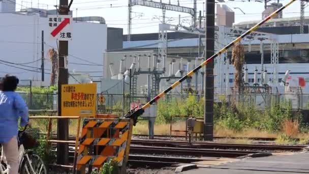 Токио Япония Ноября 2023 Года Открытие Железнодорожных Ворот Проезжающих Транспортных — стоковое видео