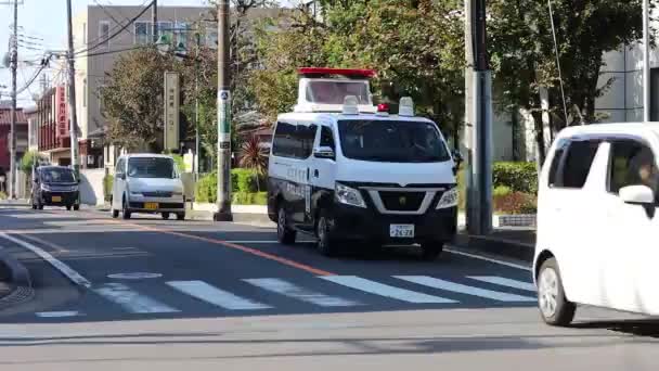 Tóquio Japão Novembro 2023 Caminhão Polícia Com Sirenes Piscando Atravessando — Vídeo de Stock