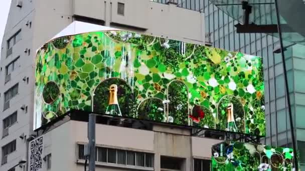 Tokio Japan November 2023 Werbevideo Für Getränke Auf Einer Hochhauswand — Stockvideo
