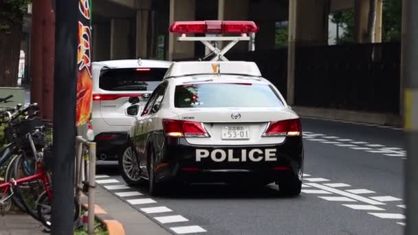 Tokio Japonia Listopada 2023 Policyjny Samochód Migającymi Światłami Zatrzymujący Się — Wideo stockowe