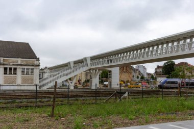 Perigueux, Fransa 23 Ekim 2023: Tren İstasyonuna Giden Yaya Geçidi Rayları