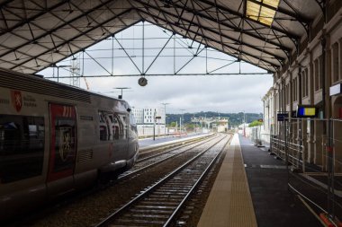 Perigueux, Fransa 23 Ekim 2023: Yolcu Yolcuları İçin Tren İstasyonu Platformu